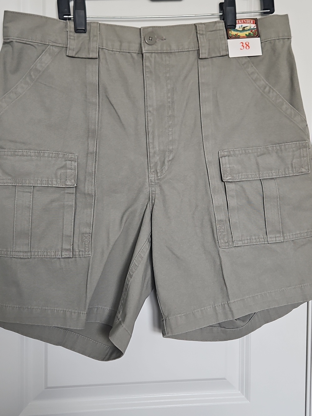 NWT Weekenders Men's Cargo Shorts Size 38 , 7.5 in Inseam Grey